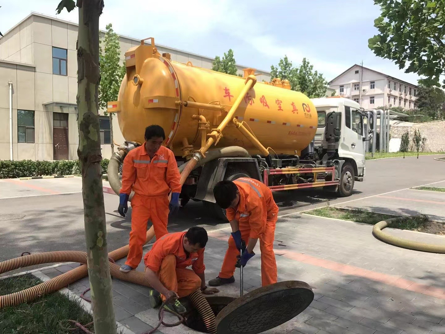 海勃湾化粪池清理与5-8吨吸粪车施工效率分析
